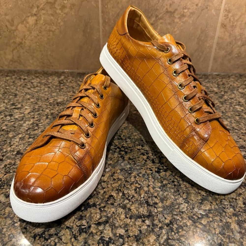 New with box - Carrucci Embossed Leather Fashion Sneaker - Size 14D